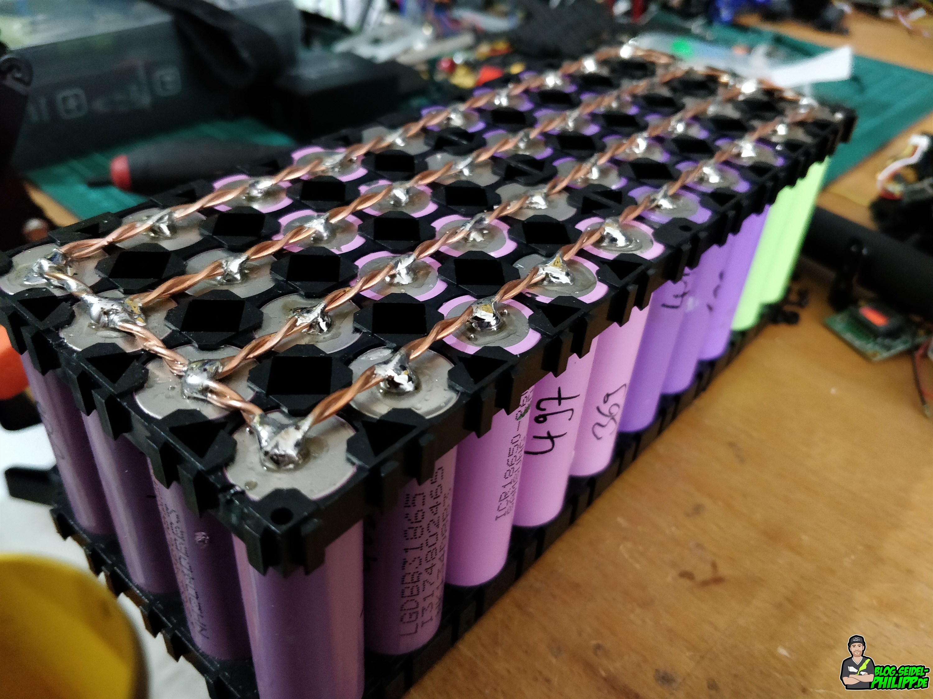 Savant cricket Dokument How to build a field charging battery out of recycled 18650 cells